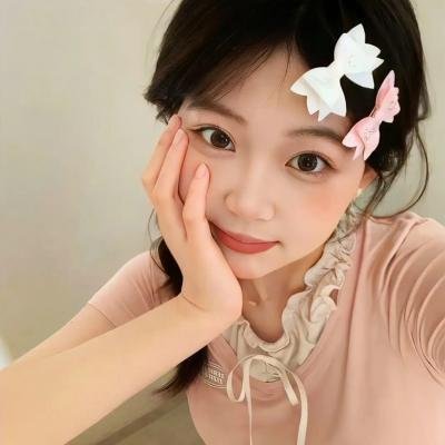 泳池里的女人
